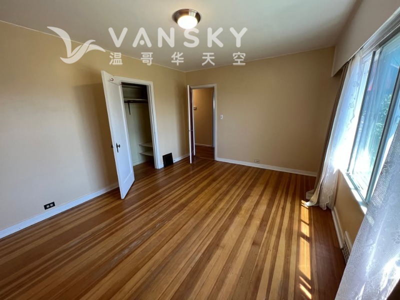 260705092125_upstairs bedroom1.jpg